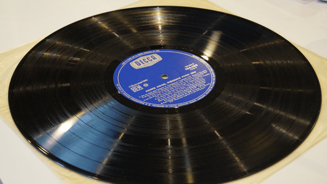 Numérisation de disques Vinyles 33 tours, 78 tours et 45 tours, sur CD audio ou en WAVE, MP3 sur clé USB, sertvice professionnel
